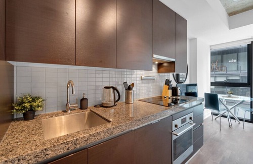 Wellington Place Hotel | Stylish 1BR Retreat in Vibrant King West - Downtown