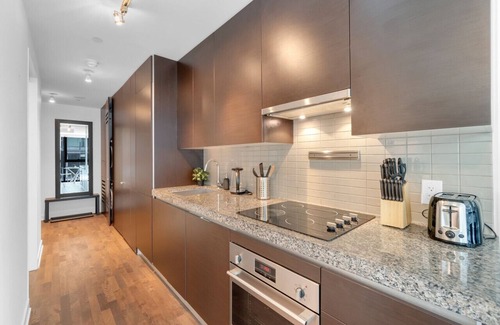 Wellington Place Hotel | Stylish 1BR Retreat in Vibrant King West - Downtown