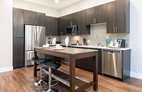 Shoreline West Apartment | Stylish 1BR with Rooftop Terrace and Pool, Rated 10/10