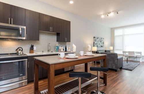 Shoreline West Apartment | Stylish 1BR with Rooftop Terrace and Pool, Rated 10/10
