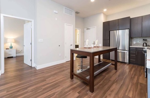 Shoreline West Apartment | Stylish 1BR with Rooftop Terrace and Pool, Rated 10/10