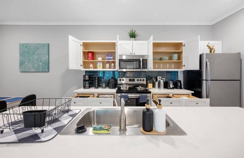 Port Wentworth Apartment | Chic 2-bedroom apartment with AC, fitness room, WiFi, pool - B