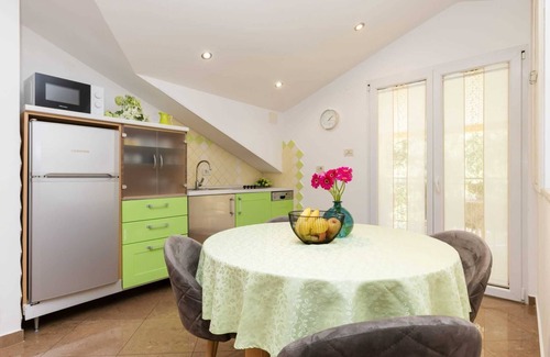 Artatore Apartment | Cozy Emma Apartment with Fully Equipped Kitchen