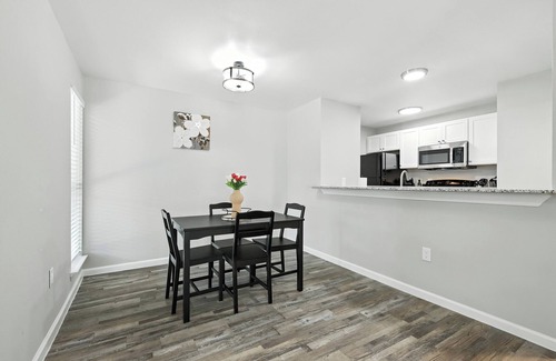 Addison Apartment | Chic 2-bedroom apartment with pool, fitness room in vibrant Addison