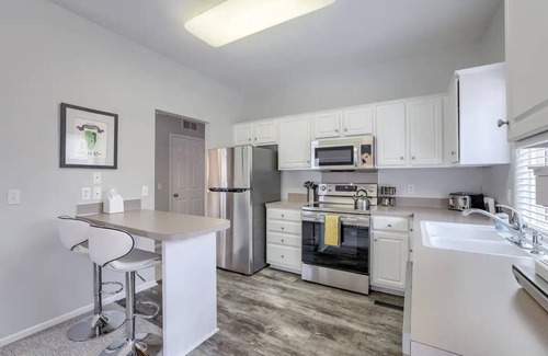 McArdle House | Cozy 2-Bedroom Townhome with Breakfast & Family-Friendly Vibes