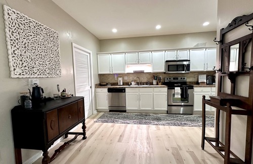Blue Ridge Manor Condo | Stylish 2BR Condo with Hot Tub - Perfect for Derby Weekend!