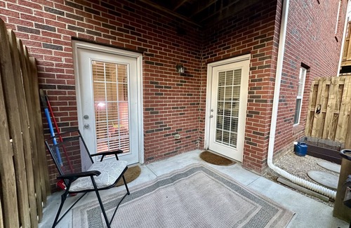 Blue Ridge Manor Condo | Stylish 2BR Condo with Hot Tub - Perfect for Derby Weekend!
