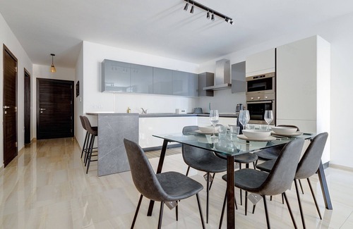 Ta' Xbiex Apartment | Stylish 2BR Apartment with Spa & Breakfast Included