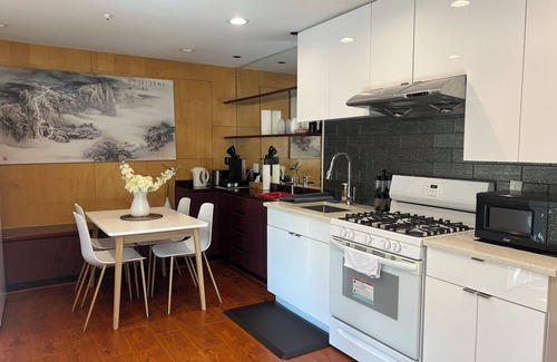 Arbutus Ridge House | Stylish 2BR Suite in Downtown Vancouver with Kitchen