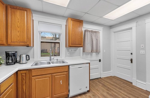 Lake Geneva House | Chic 3 bedroom Get-a-way in downtown Lake Geneva