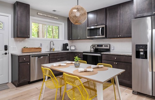 Stevensville House | Stylish 3 BR Cottage with Spa Near Chesapeake Bay