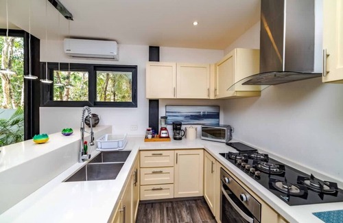 Ek Balam Village House | Stylish 3-Level Retreat at MUN with Rooftop Pool & Deck