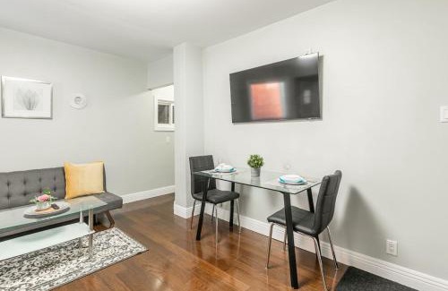 Parkdale Apartment | Chic 3BR apartment in Queen West, Downtown Toronto