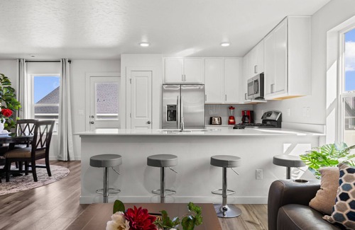 Caldwell House | Stylish 3BR Retreat by Wineries & Lake Lowell - Top Rated!