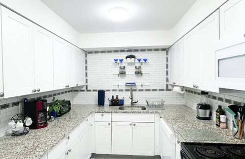 Central Oakland Park House | Chic 3BR Queen’s Oasis @ Blue Lizard- Adults ONLY