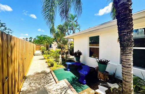 Central Oakland Park House | Chic 3BR Queen’s Oasis @ Blue Lizard- Adults ONLY