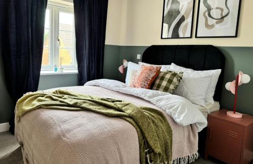 Sherborne St. John House | Chic 5-bedroom House in Basingstoke with Parking by PureStay