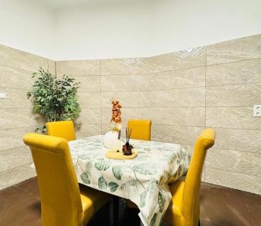 Liesing Apartment | Chic 5BR Apt for 10P, with Direct City Access