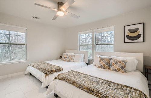 Foster Heights House | Stylish 8BR Retreat in Central East Austin for Groups