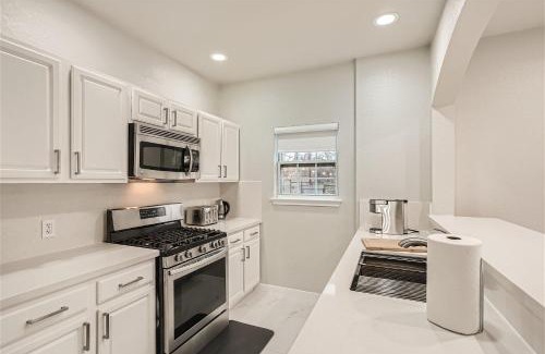 Foster Heights House | Stylish 8BR Retreat in Central East Austin for Groups