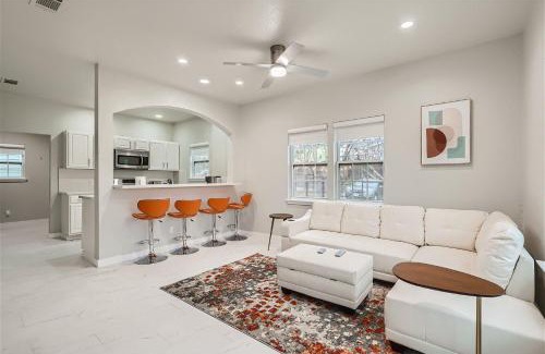 Foster Heights House | Stylish 8BR Retreat in Central East Austin for Groups