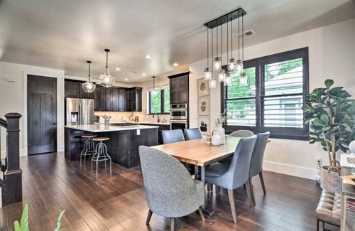 Martinez Park House | Chic Abode: Walk to Old Town, Rated 9.8 with Spa & Breakfast