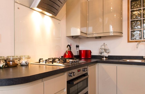 Eastbourne Seafront Apartment | Stylish 1st Floor Apartment Steps from Beach & Cafes