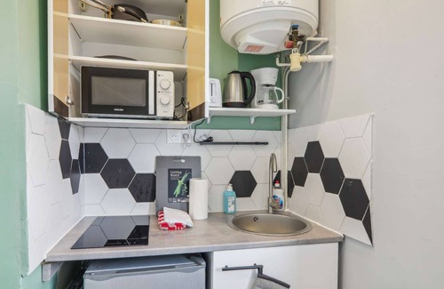 Sainte-Anne - Faubourg Noyon Apartment | Stylish Studio Retreat with Spa and Kitchen Amenities