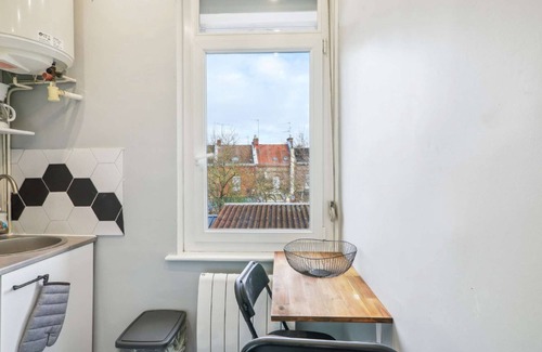 Sainte-Anne - Faubourg Noyon Apartment | Stylish Studio Retreat with Spa and Kitchen Amenities