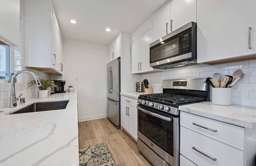 North Whisman House | Stylish Retreat in the Heart of Silicon Valley with Spa