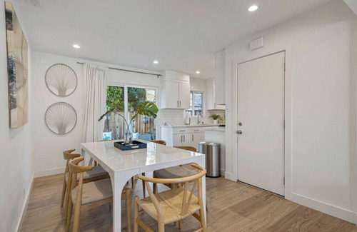 North Whisman House | Stylish Retreat in the Heart of Silicon Valley with Spa