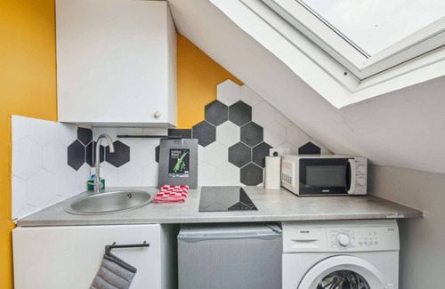Sainte-Anne - Faubourg Noyon Apartment | Cozy Studio Retreat with Spa and Pet-Friendly Options