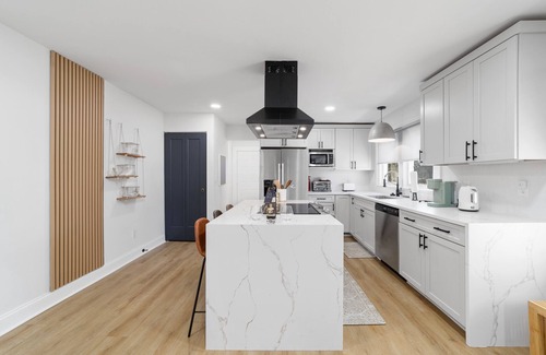Gastonia House | Stylish Home with Breakfast & Child-Friendly Amenities
