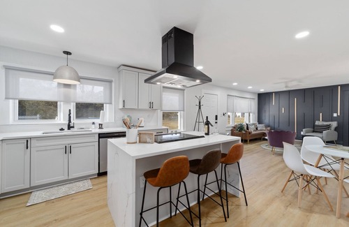 Gastonia House | Stylish Home with Breakfast & Child-Friendly Amenities