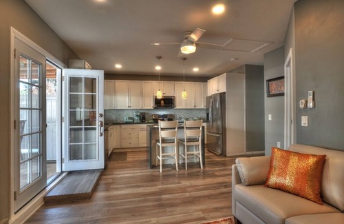 Mount Helix House | Stylish Oceanfront Guest House with Kitchen & 10/10 Rating