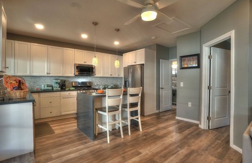 Mount Helix House | Stylish Oceanfront Guest House with Kitchen & 10/10 Rating