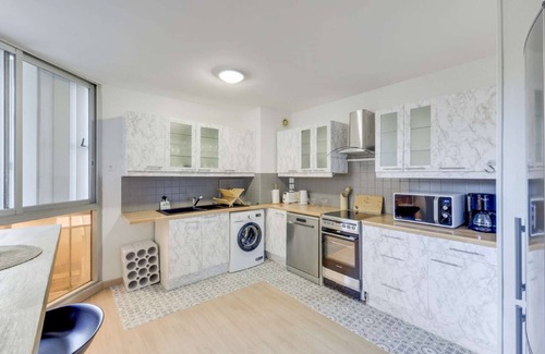 Saint-Germain-en-Laye Apartment | Modern Apartment with Parking & Family-Friendly Amenities