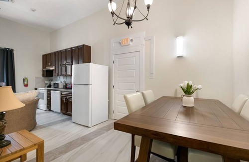 Faubourg Lafayette Condo | Trendy Urban Retreat with Kitchen & Breakfast in New Orleans