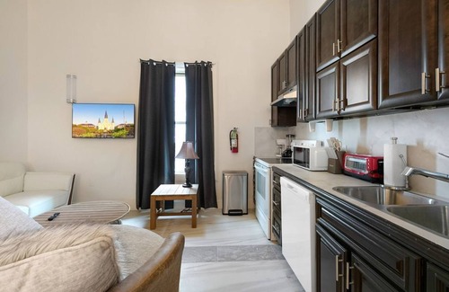 Faubourg Lafayette Condo | Trendy Urban Retreat with Kitchen & Breakfast in New Orleans