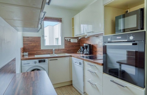 Faubourg de l'Arche Apartment | Modern Apartment with Pool and Kitchen, Parking Available