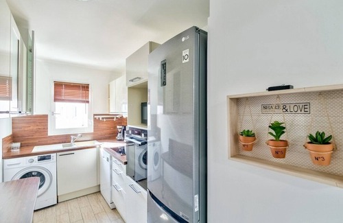 Faubourg de l'Arche Apartment | Modern Apartment with Pool and Kitchen, Parking Available