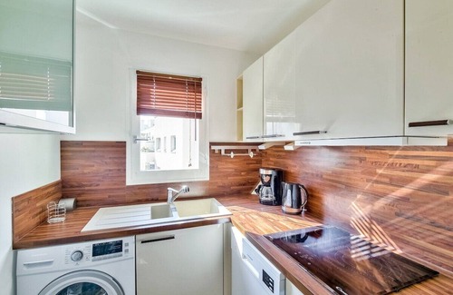 Faubourg de l'Arche Apartment | Modern Apartment with Pool and Kitchen, Parking Available