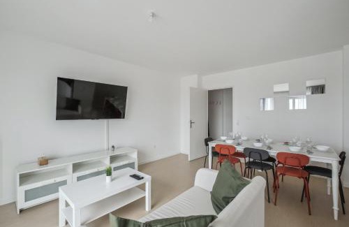 Cergy Apartment | Modern Apartment with Parking and Dining Options