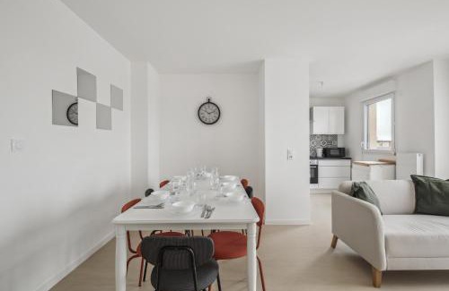 Cergy Apartment | Modern Apartment with Parking and Dining Options