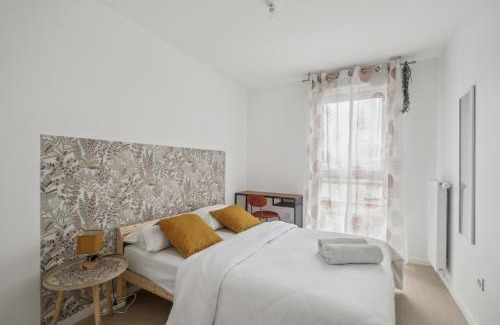 Cergy Apartment | Modern Apartment with Parking and Dining Options