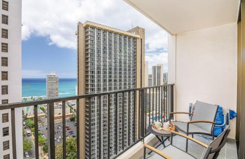 Waikiki Apartment | Elegant Waikiki Beach Ocean View with Pool and Hot Tub