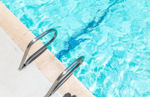 Waikiki Apartment | Elegant Waikiki Beach Ocean View with Pool and Hot Tub