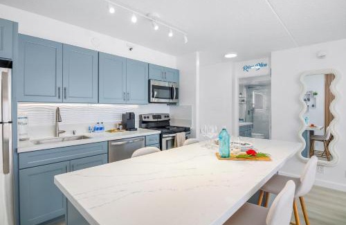 Waikiki Apartment | Elegant Waikiki Beach Ocean View with Pool and Hot Tub
