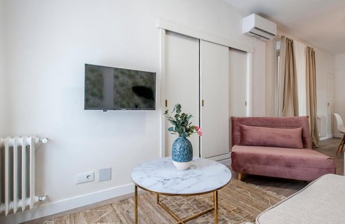 Pacifico Apartment | Cozy Retreat Near Retiro Park with Pool & Pet-Friendly Options