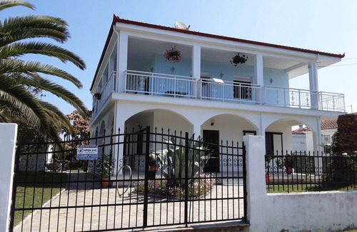 Nea Mesagkala Apartment | Trendy Apartment with Ocean View, Steps from the Beach